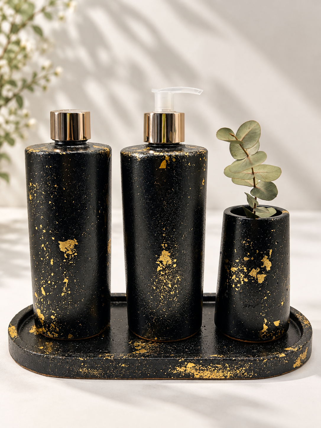 Conjunto Preto e Dourado em Concreto
